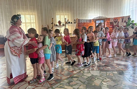 3 июня ФолкАртГостиная "Простые мудрости", в рамках Года семьи, делилась с юными мокшанцами (из лагеря дневного пребывания «Город здоровья») знаниями о семейных традициях и обрядах русского народа.