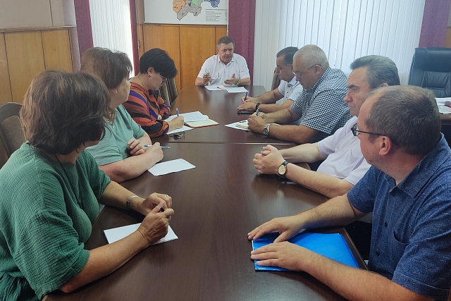 Глава Мокшанского района Н.Н.Тихомиров провел рабочее совещание.