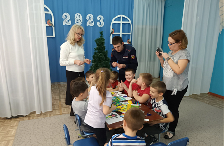 Воспитанники детского сада "Малышок" р.п.Мокшан совместно с сотрудниками Госавтоинспекции украсили ёлку «дорожной безопасности». Воспитанники детского сада "Малышок" р.п.Мокшан совместно с сотрудниками Госавтоинспекции украсили ёлку «дорожной безопасности».