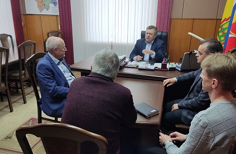 Глава Мокшанского района Н.Н. Тихомиров провел встречу с инвестором по строительству индивидуальных жилых домов на территории Мокшанского района.