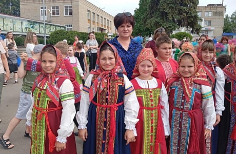 На центральной площади р.п. Мокшан прошел детский праздник «Здравствуй, солнечное лето».