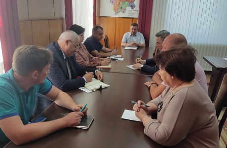 Глава администрации Мокшанского района Н.Н.Тихомиров провел совещание по вопросу обеспечения населения водой в районе.
