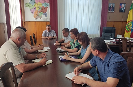 Глава Мокшанского района Н.Н.Тихомиров провел оперативное совещание