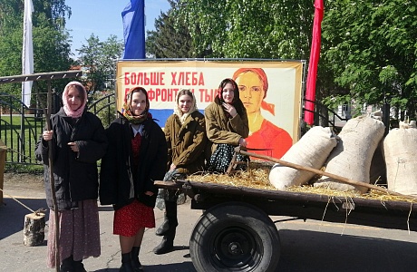 На полях ковали победу мокшанские трактористки На полях ковали победу мокшанские трактористки