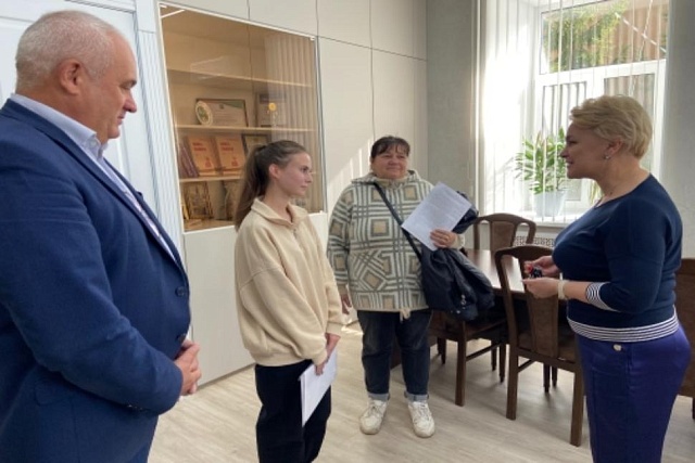 Глава Мокшанского района Решетченко А.В. вручила ключи новоселу