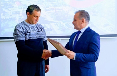 Исполняющий обязанности главы Мокшанского района Кривенков Сергей Владимирович вручил Благодарственное письмо администрации Мокшанского района Родионову Сергею Владимировичу, отцу участника СВО. Исполняющий обязанности главы Мокшанского района Кривенков Сергей Владимирович вручил Благодарственное письмо администрации Мокшанского района Родионову Сергею Владимировичу, отцу участника СВО.