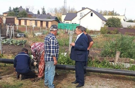 Глава Мокшанского района Н.Н.Тихомиров проконтролировал ход выполнения работ по замене внутрипоселкового водопровода в р.п.Мокшан.