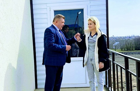 Николай Тихомиров вручил ключи от благоустроенных жилых помещений в домах блокированной застройки Николай Тихомиров вручил ключи от благоустроенных жилых помещений в домах блокированной застройки
