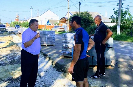 Глава Мокшанского района Н.Н. Тихомиров провел рабочую планёрку с подрядчиками по благоустройству объекта "Участок улицы Поцелуева"
