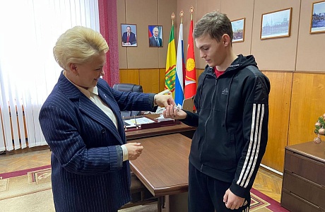 Исполняющий полномочия главы Мокшанского района Решетченко А.В. вручила ключи от квартир детям - сиротам