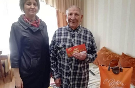 По поручению губернатора Пензенской области Олега Мельниченко, накануне Дня Победы участникам и инвалидам Великой Отечественной войны были вручены праздничные наборы.