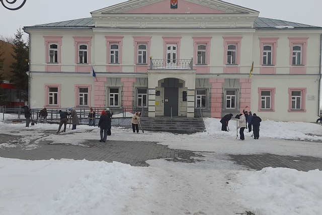 Сотрудники администрации Мокшанского района приняли участие в санитарной пятнице