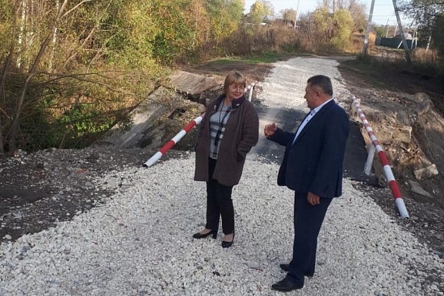 04.10.2023 глава Мокшанского района проконтролировал ремонт подъездного пути к п.Медаевка.