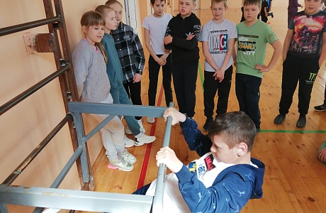 Ежегодно около 900 учащихся района принимают участие в выполеннии нормативов  ВФСК «Готов к труду и обороне». 