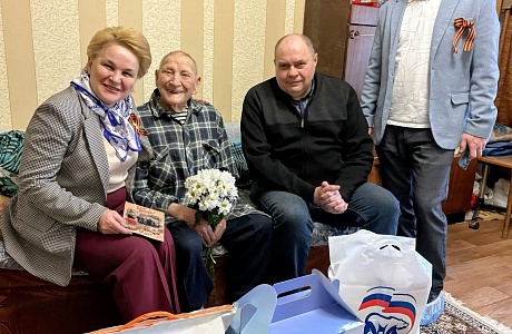 В преддверии 9 мая глава Мокшанского района Алевтина Решетченко посетила участника ВОВ