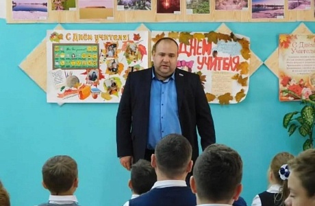 Депутат Фракции "Единая Россия" в Собрании представителей Мокшанского района, член регионального президиума сторонников партии "Единая Россия" Алексей Елисеев поздравил учителей Богородской школы Мокшанского района с Днём учителя