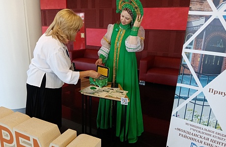 Выставка «Время читать» Мокшанской библиотеки в ККЗ.