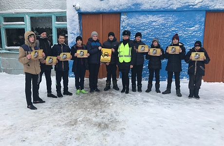 Сотрудники Госавтоинспекции в МБОУ СОШ с. Нечаевка с учащимися провели широкоформатную беседу с использованием разных методов (блиц-опрос, вопрос-ответ)