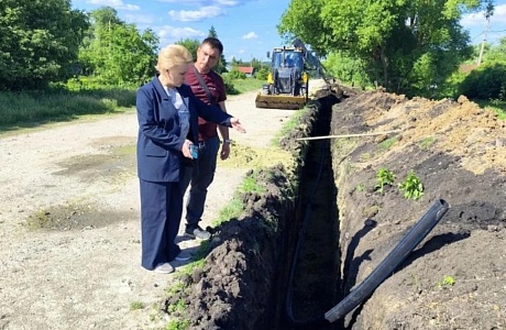 Глава Мокшанского района Алевтина Решетченко проверила ход выполнения работ по капитальному ремонту водопроводных сетей с. Скачки