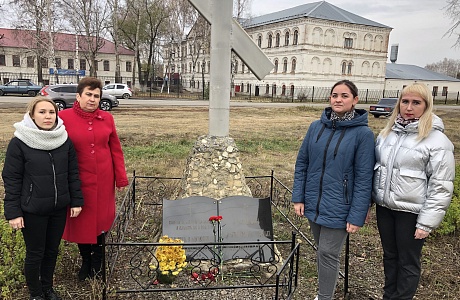 30 октября в День памяти жертв политических репрессий сотрудники Центральной районной библиотеки и представители Молодежного парламента возложили цветы к Поклонному кресту в память о жертвах политических репрессий 1918-1953 гг.