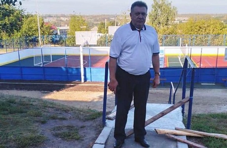 Глава Мокшаского района Н.Н.Тихомиров проверил готовность многофункциональной спортивной площадки на базе МБОУ СОШ №1 в р.п.Мокшан.
