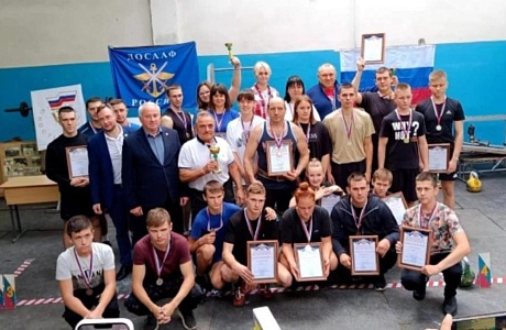 На базе Мокшанского агротехнологического колледжа в субботу 1 октября прошли областные соревнования по гиревому спорту под названием «День гиревика ДОСААФ России». 