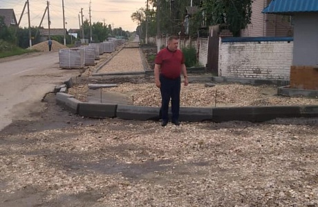 Глава Мокшанского района Н.Н. Тихомиров провел рабочее совещание по благоустройству объекта "Участок улицы Поцелуева"