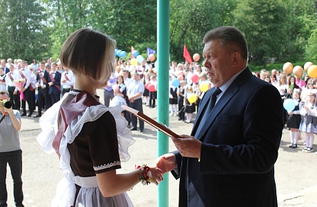 В Мокшанском районе 25 мая на торжественных линейках выпускникам школ были вручены золотые и серебряные знаки ВФСК ГТО. В Мокшанском районе 25 мая на торжественных линейках выпускникам школ были вручены золотые и серебряные знаки ВФСК ГТО.