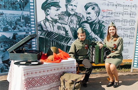 Вместе с солдатами на фронте и рабочими в тылу в строй вставала и песня. Она помогала выстоять народу и победить Вместе с солдатами на фронте и рабочими в тылу в строй вставала и песня. Она помогала выстоять народу и победить