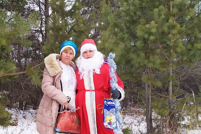 Новогоднее поздравление получателей социальных услуг социальными работниками КЦСОН Мокшанского района