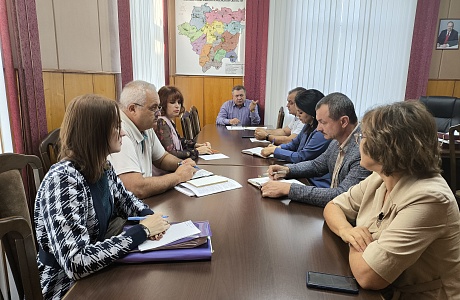 Глава Мокшанского района Н. Н.Тихомиров провел совещание по социально-экономическим вопросам