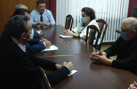 Глава администрации Мокшанского района провел совещание по соблюдению масочного режима и ограничению мер массового скопления людей. 
