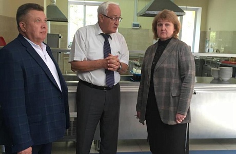 Председатель Правительства Пензенской области Н.П.Симонов с рабочим визитом посетил Мокшанский район. Председатель Правительства Пензенской области Н.П.Симонов с рабочим визитом посетил Мокшанский район.