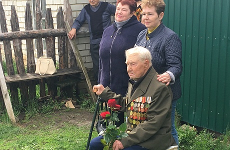 Сотрудники районного Дома культуры поздравили ветеранов Великой Отечественной войны Новикова Николая Ефимовича и Ксенофонтову Марию Андреевну, подготовив для них информационно-концертную агитбригаду «День Победы!».
