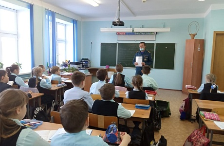 8 декабря в МБОУ СОШ1 в классах прошли беседы с государственным инспектором ГИМС МЧС России  Мотышеным Леонидом Петровичем на тему:"Безопасность на водных объектах в зимнее время"