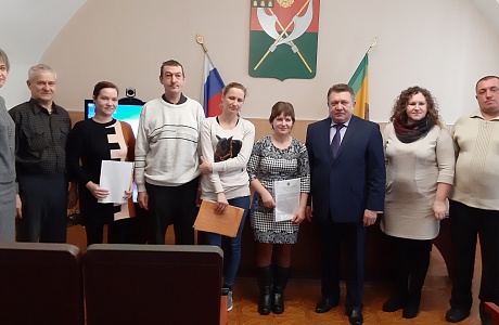 Многодетным семьям, проживающим на территории Мокшанского района, были вручены выписки из решений о выделении им социальных выплат на улучшение жилищных условий Многодетным семьям, проживающим на территории Мокшанского района, были вручены выписки из решений о выделении им социальных выплат на улучшение жилищных условий