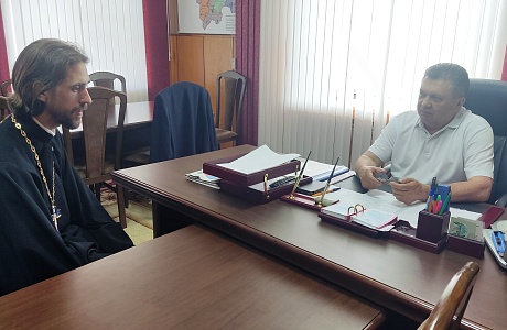Глава Мокшанского района Н.Н.Тихомиров провел встречу с иереем священнослужителем, отцом Александром. Глава Мокшанского района Н.Н.Тихомиров провел встречу с иереем священнослужителем, отцом Александром.