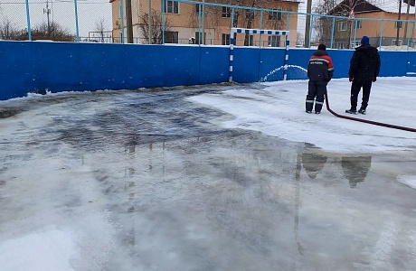 На улице Победы, около мокшанской ДЮСШ ведется заливка хоккейной коробки