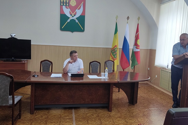 21.08.2023 глава Мокшанского района Н.Н.Тихомиров провел оперативное совещание