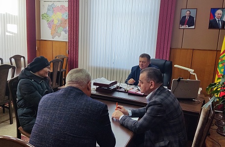 К главе Мокшанского района Тихомирову Н.Н. обратилась супруга участника СВО по вопросу предоставления земельного участка для индивидуального жилищного строительства для многодетной семьи.