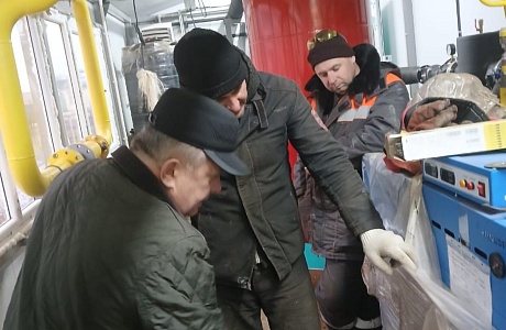 Глава Мокшанского района Н.Н.Тихомиров проконтролировал установку котельной в здании школы №1 р.п. Мокшан.