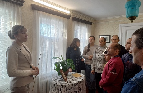 Сотрудники музея провели обзорную экскурсию по Дому писателя Сотрудники музея провели обзорную экскурсию по Дому писателя