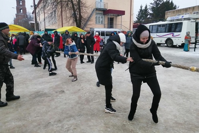 Спортивные соревнования «Богатырские забавы» прошли 26 февраля в центре р.п. Мокшан в рамках празднования «Широкой масленицы».