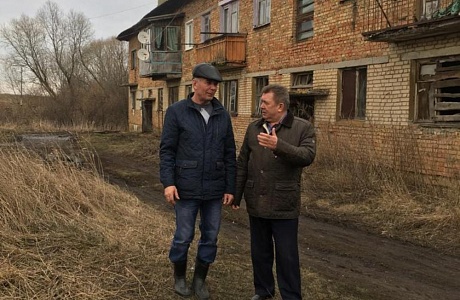Глава Мокшанского района Н.Н.Тихомиров с выездом по району осмотрел состояние жилых домов в с.Широкоисс.
