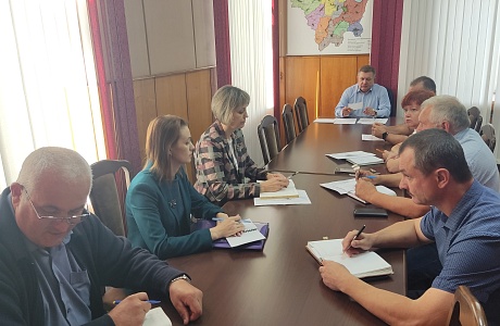 Глава Мокшанского района Н. Н.Тихомиров провел совещание по социально-экономическим вопросам.
