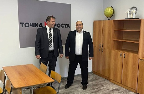 2 сентября депутат фракции "Единая Россия" в Собрании представителей Мокшанского района Алексей Елисеев вместе с директором школы √2 р.п. Мокшан Александром Богомазовым подводили итоги ремонтных работ по наказам избирателей. 2 сентября депутат фракции "Единая Россия" в Собрании представителей Мокшанского района Алексей Елисеев вместе с директором школы √2 р.п. Мокшан Александром Богомазовым подводили итоги ремонтных работ по наказам избирателей.
