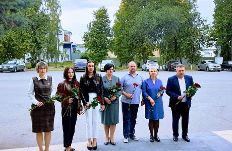Возложение цветов у монумента погибшим воинам в годы Великой Отечественной войны Возложение цветов у монумента погибшим воинам в годы Великой Отечественной войны