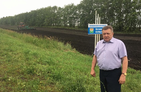 Глава Мокшанского района Н.Н.Тихомиров проверил выполнение работ в подготовке почвы 