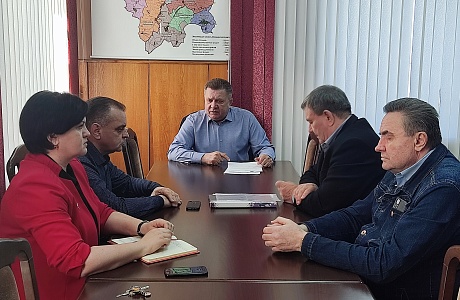 12.04.2023 глава Мокшанского района Н.Н.Тихомиров провел рабочее совещание по реализации регионального проекта «Формирование комфортной городской среды» национального проекта «Жилье и городская среда».