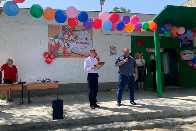 руководитель депутатского объединения партии "Единая Россия" Алексей Елисеев принял участие в торжественном мероприятии в школе с.Богородское Мокшанского района, посвященному завершению учебного года "Последний звонок"
